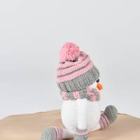 Handgefertigte gehäkelte Puppe Schneemann "FRED" aus Baumwolle, Kuscheltier, Geschenk für Kinder, Deko Bild 6