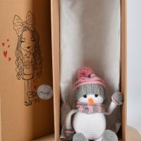 Handgefertigte gehäkelte Puppe Schneemann "FRED" aus Baumwolle, Kuscheltier, Geschenk für Kinder, Deko Bild 9