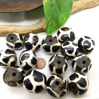 7 große Batik Bone Perlen - schwarz weiß - Knochenperlen aus Kenia Bein Bild 2