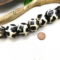 7 große Batik Bone Perlen - schwarz weiß - Knochenperlen aus Kenia Bein Bild 6