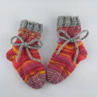 Babysocken,  Größe 16/17, handgestrickt mit Bindeband, Socken Bild 1
