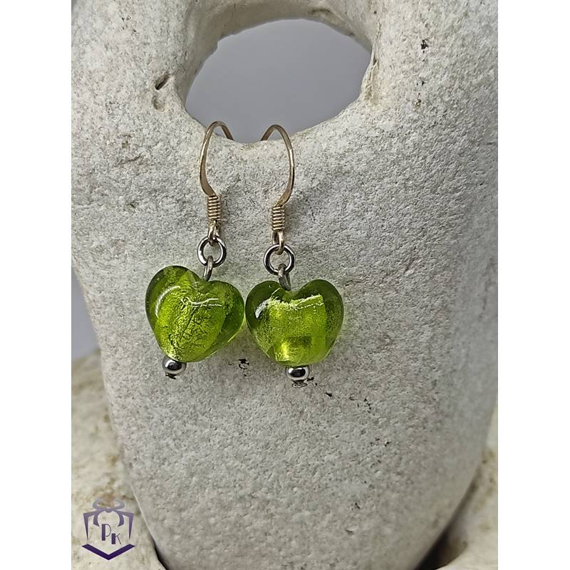 Süßer Ohrschmuck mit grünem Herzanhänger aus Lampwork Glas nach Wunsch an Ohrhänger oder Ohrstecker Bild 1