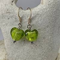 Süßer Ohrschmuck mit grünem Herzanhänger aus Lampwork Glas nach Wunsch an Ohrhänger oder Ohrstecker Bild 1