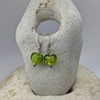 Süßer Ohrschmuck mit grünem Herzanhänger aus Lampwork Glas nach Wunsch an Ohrhänger oder Ohrstecker Bild 2