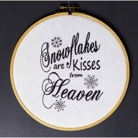 Stickdatei "Snowflakes are Kisses from Heaven" in zwei Varianten