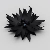 Anstecknadel Blume schwarz aus Lederimitat mit Perlen, Anstecknadel silberfarben, Brosche 10 cm, Schmuck, Accessoires Bild 1