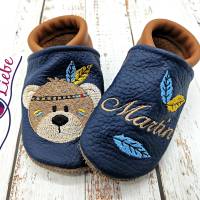 Bio Krabbelschuhe mit Namen für Baby und Kinder (Öko Lederpuschen) mit Indianerbär- personalisierte Lauflernschuhe Bild 1
