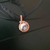Elfen Tropfen/ Drahtschmuck mit Perle/ Kupferdraht Schmuck mit Jaspis Perle in Rosa und Grau/ kleiner Perlen Anhänger Bild 1