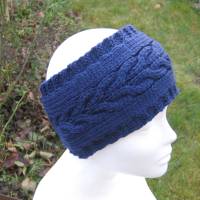 Gestricktes Stirnband aus reiner Wolle (Merinowolle) in Jeansblau mit schönem Zopfmuster KU 55 bis 57 cm ➜ Bild 2