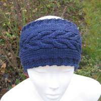Gestricktes Stirnband aus reiner Wolle (Merinowolle) in Jeansblau mit schönem Zopfmuster KU 55 bis 57 cm ➜ Bild 3