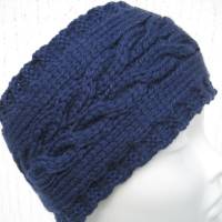 Gestricktes Stirnband aus reiner Wolle (Merinowolle) in Jeansblau mit schönem Zopfmuster KU 55 bis 57 cm ➜ Bild 4