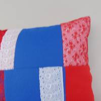 Patchworkkissen , rot blaues Kissen mit Knöpfen Bild 4