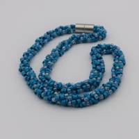 Halskette gehäkelt, türkis hellblau, 63 cm, Häkelkette Keramikperlen und Glasperlen Magnetverschluss, Einzelstück Bild 1