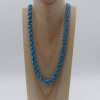 Halskette gehäkelt, türkis hellblau, 63 cm, Häkelkette Keramikperlen und Glasperlen Magnetverschluss, Einzelstück Bild 2