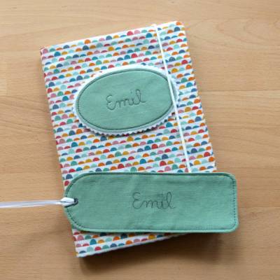 personalisierte Hefthülle mit Lesezeichen aus Biobaumwollstoff in 5 Farben/Mustern