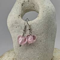 Süßer Ohrschmuck mit rosa Herzanhänger aus Lampwork Glas nach Wunsch an Ohrhänger oder Ohrstecker Bild 2
