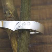 Schmaler Ring aus Silber 925/- mit drei Zirkonia, Irisblatt Bild 1