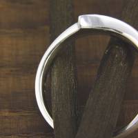 Schmaler Ring aus Silber 925/- mit drei Zirkonia, Irisblatt Bild 5