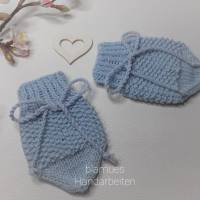 Baby Handschuhe - Erstlingshandschuhe -  handgestrickt -  Farbe hellblau Bild 1