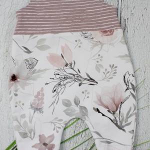 Baby Mädchen Strampler Magnolien Blumen Flower weiß altrosa rosa pastell bunt handmade Bild 2