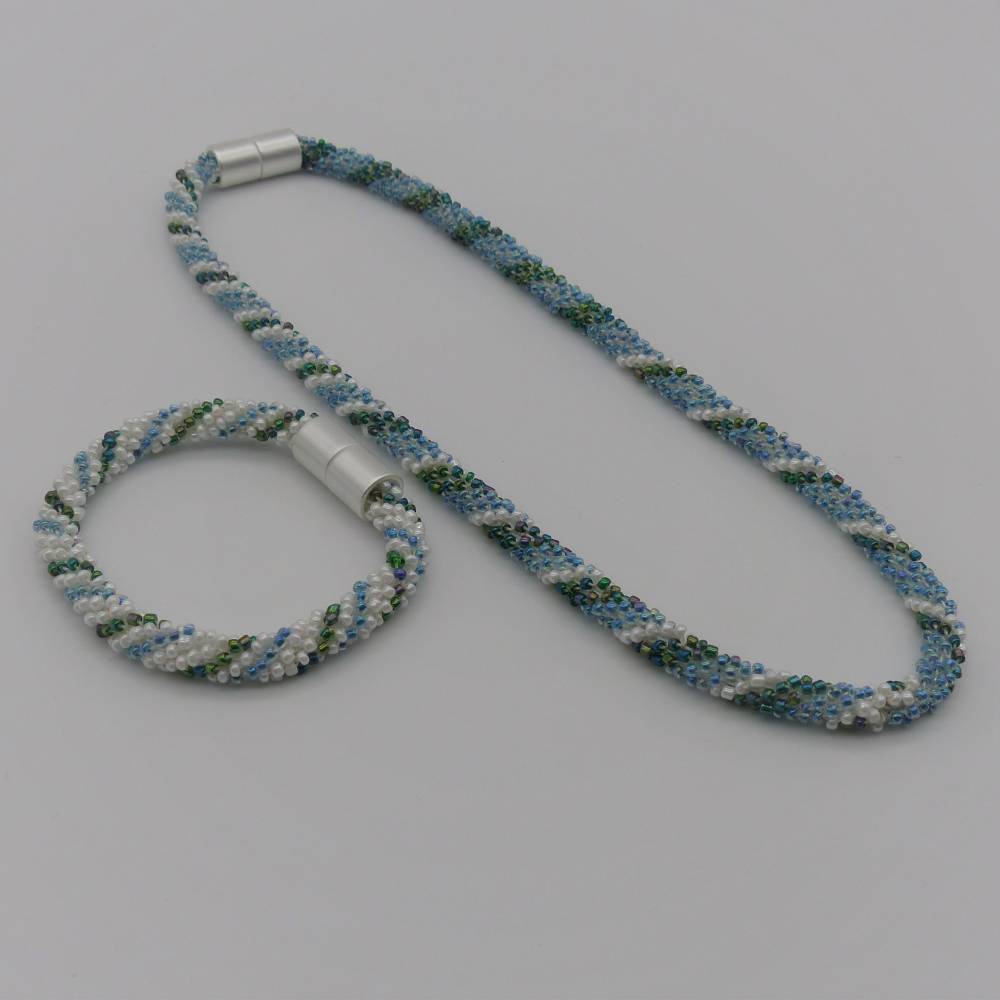 Schmuckset im Verlauf gehäkelt, blau grün weiß, Kette + Armband, 49 + 20 cm, Glasperlen, Kette-aus-Rocailles, Schmuck, Bild 1