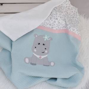 Babydecke mit Name Mädchen, Stickdatei Nilpferd, Decke Waffelpiqué personalisiert, Kinderdecke Mint Weiß Grau, Geschenk Bild 1