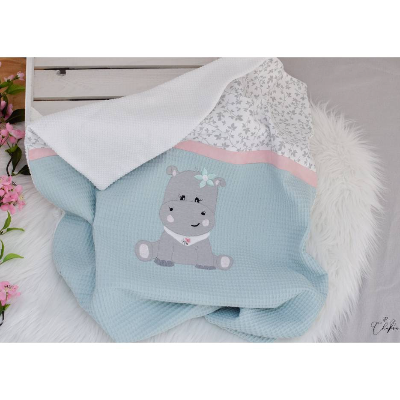 Babydecke mit Name Mädchen, Stickdatei Nilpferd, Decke Waffelpiqué personalisiert, Kinderdecke Mint Weiß Grau, Geschenk
