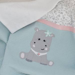 Babydecke mit Name Mädchen, Stickdatei Nilpferd, Decke Waffelpiqué personalisiert, Kinderdecke Mint Weiß Grau, Geschenk Bild 2
