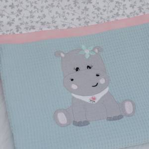Babydecke mit Name Mädchen, Stickdatei Nilpferd, Decke Waffelpiqué personalisiert, Kinderdecke Mint Weiß Grau, Geschenk Bild 4