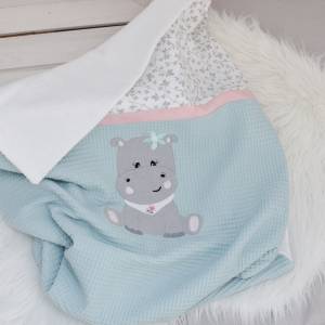 Babydecke mit Name Mädchen, Stickdatei Nilpferd, Decke Waffelpiqué personalisiert, Kinderdecke Mint Weiß Grau, Geschenk Bild 5