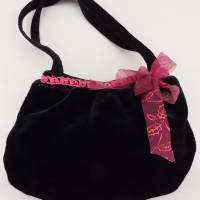 Handtasche , schwarze rote Webpelztasche , Plüschtasche , Ballontasche mit roter Schleife Bild 2