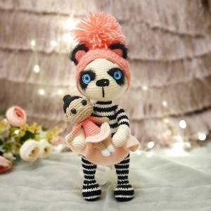 Panda Puppe Loulou gehäkelt, Panda handgemacht, Kuschelpuppe Panda Bild 1