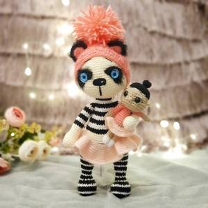 Panda Puppe Loulou gehäkelt, Panda handgemacht, Kuschelpuppe Panda Bild 2