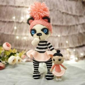 Panda Puppe Loulou gehäkelt, Panda handgemacht, Kuschelpuppe Panda Bild 5