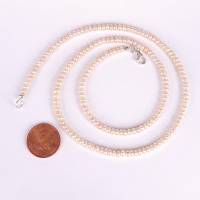 Basis-Schmuckstück: Zierliche Kette aus flachen, cremefarbenen Perlen Bild 4