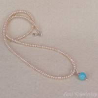 Basis-Schmuckstück: Zierliche Kette aus flachen, cremefarbenen Perlen Bild 5