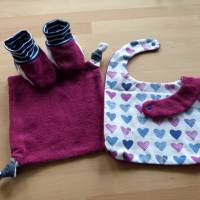 Baby-Geschenk-Set: Lätzchen, Schmusetuch und Schuhe "Herzchen" Biobaumwolle, Handarbeit Bild 2