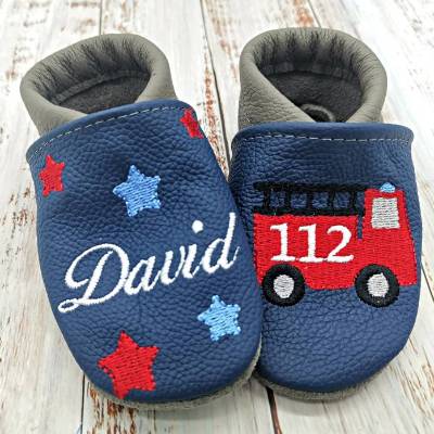 Bio Krabbelschuhe mit Namen für Baby und Kinder (Öko Lederpuschen) mit Feuerwehr - personalisierte Lauflernschuhe