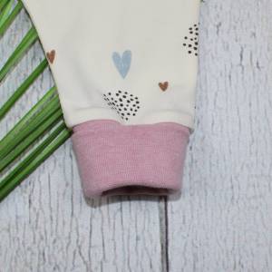 Baby Strampler Knotenmütze Einteiler Herzchden ecru altrosa Mädchen handmade Bild 3