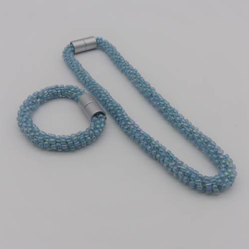 Schmuckset gehäkelt, eisblau irisierend, Kette + Armband, 50 + 21 cm, Glasperlen, Häkelschmuck, Unikat