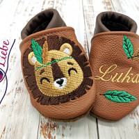 Bio Krabbelschuhe mit Namen für Baby und Kinder (Öko Lederpuschen) mit Löwe Federn - personalisierte Lauflernschuhe Bild 1