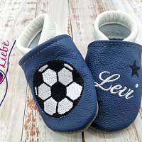 Bio Krabbelschuhe mit Namen für Baby und Kinder (Öko Lederpuschen) mit Fußball - personalisierte Lauflernschuhe Bild 1