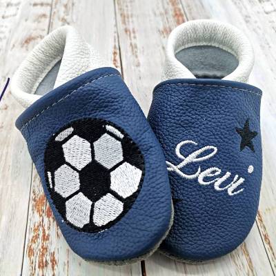 Bio Krabbelschuhe mit Namen für Baby und Kinder (Öko Lederpuschen) mit Fußball - personalisierte Lauflernschuhe