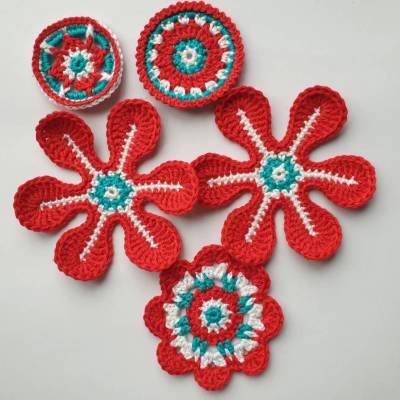 5 teiliges Häkelapplikationsset, handgehäkelte Häkelblumen zum basteln und aufpimpen in weihnachtlichen Farben