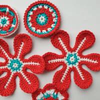 5 teiliges Häkelapplikationsset, handgehäkelte Häkelblumen zum basteln und aufpimpen in weihnachtlichen Farben Bild 2