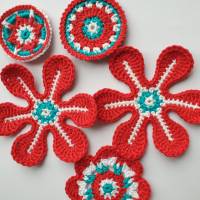5 teiliges Häkelapplikationsset, handgehäkelte Häkelblumen zum basteln und aufpimpen in weihnachtlichen Farben Bild 3