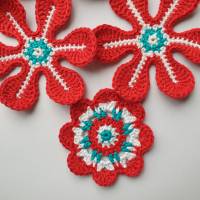 5 teiliges Häkelapplikationsset, handgehäkelte Häkelblumen zum basteln und aufpimpen in weihnachtlichen Farben Bild 4
