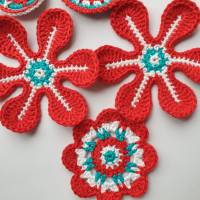 5 teiliges Häkelapplikationsset, handgehäkelte Häkelblumen zum basteln und aufpimpen in weihnachtlichen Farben Bild 7