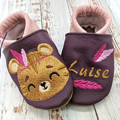 Bio Krabbelschuhe mit Namen für Baby und Kinder (Öko Lederpuschen) mit Tiger mit Feder - personalisierte Lauflernschuhe