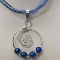 Kettenanhänger Charme in silber gehämmert mit blauen 3 D Perlen mit Organzaband Bild 1